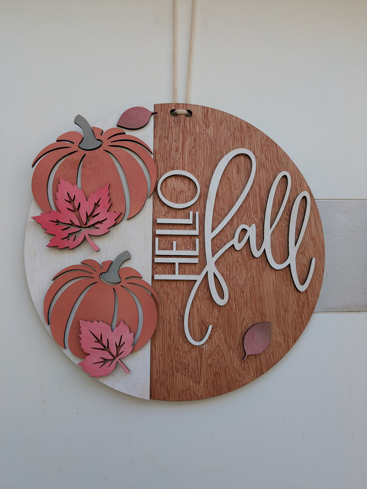 Herbstgruß aus Holz – Handgefertigter Türhänger „Hello Fall“ mit 3D-Kürbis-Elementen