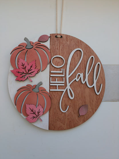 Herbstgruß aus Holz – Handgefertigter Türhänger „Hello Fall“ mit 3D-Kürbis-Elementen